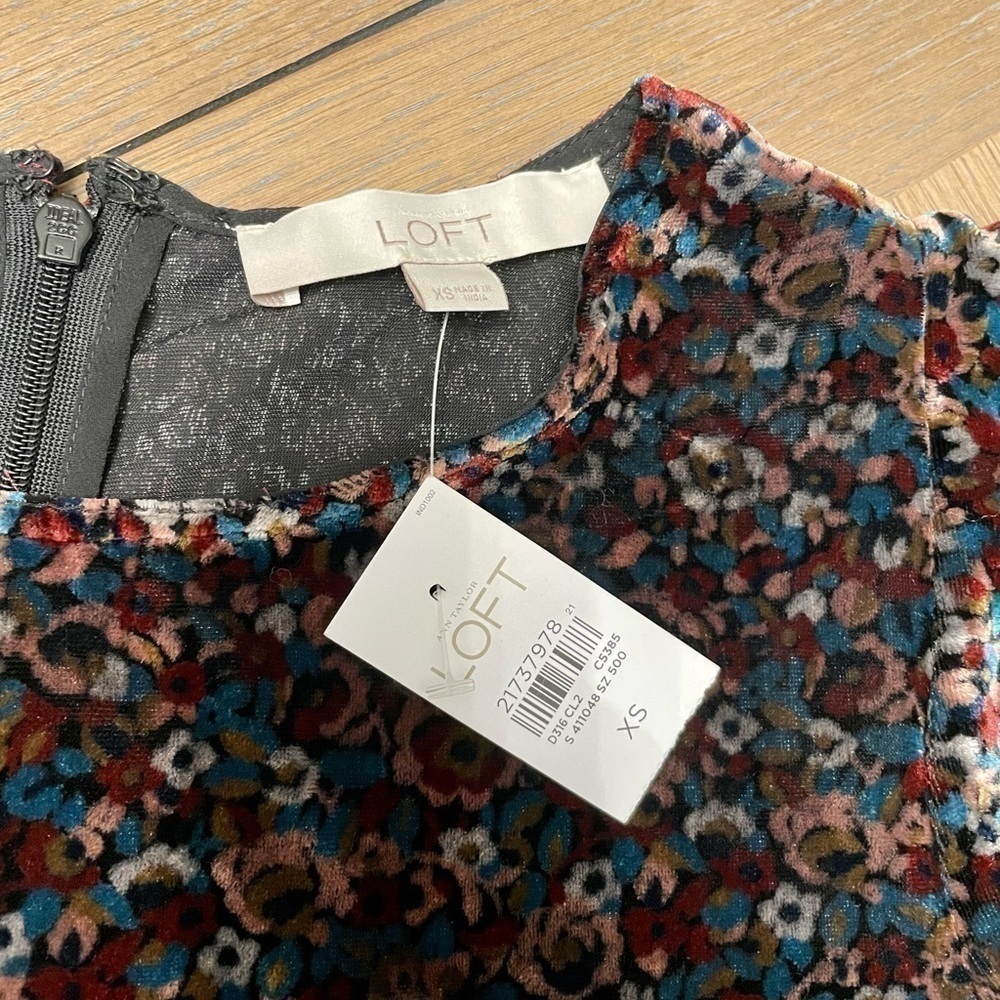 Nwt LOFT floral velvet sleeveless flutter sleeve mini dress - Picture 4 of 9
